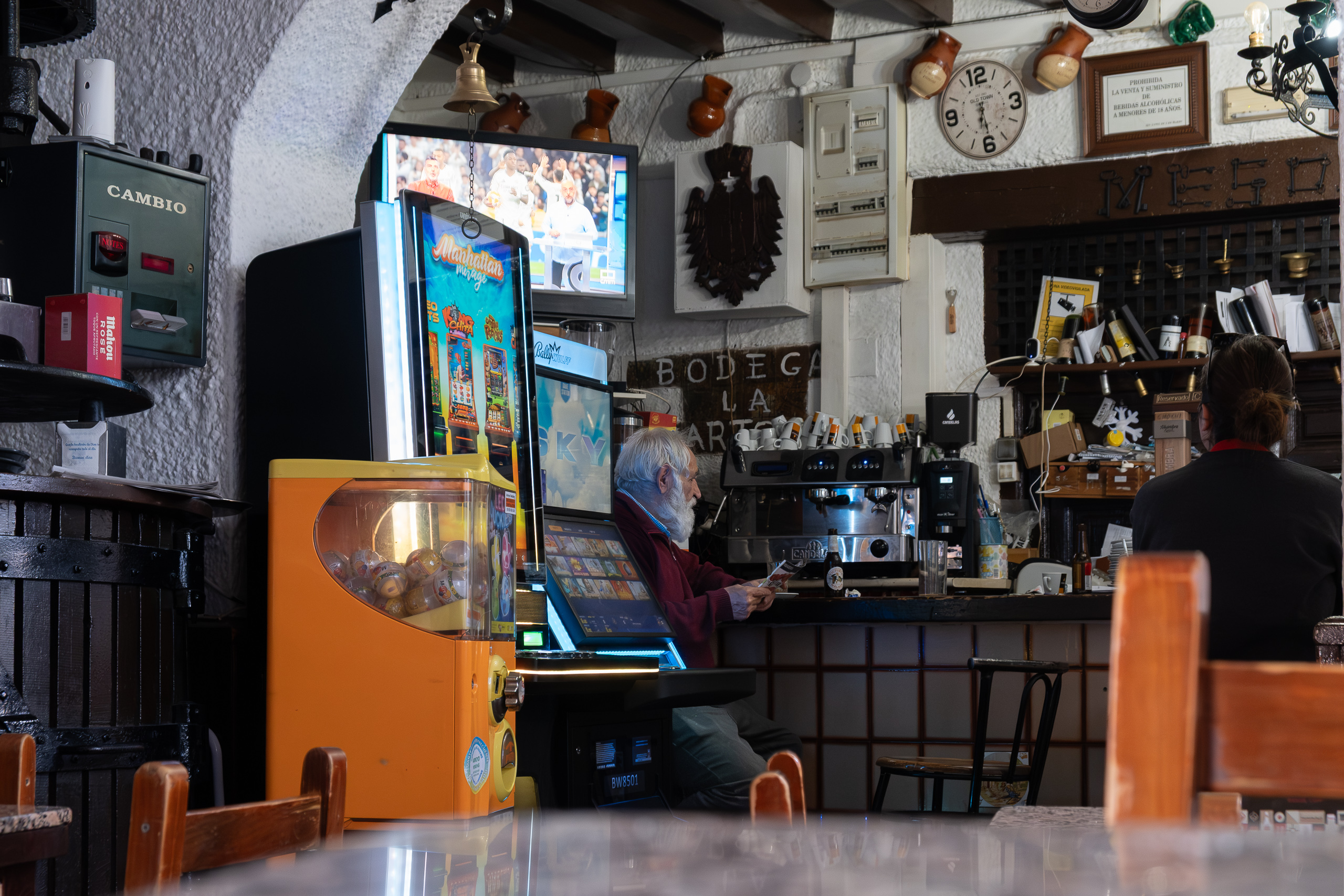 Das einzige offene Mesón – mit Spielautomaten und Theke